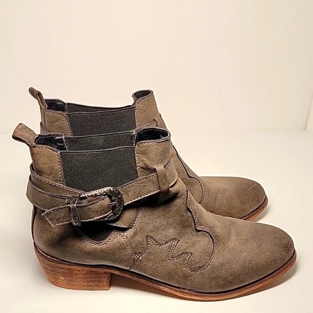Olivia Miller Bootie Ankle Boot Faux Leather Pull-On Stacked Heel Buckle 8.5 - Picture 3 of 14
